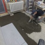 Как самостоятельно залить цементную стяжку по маякам